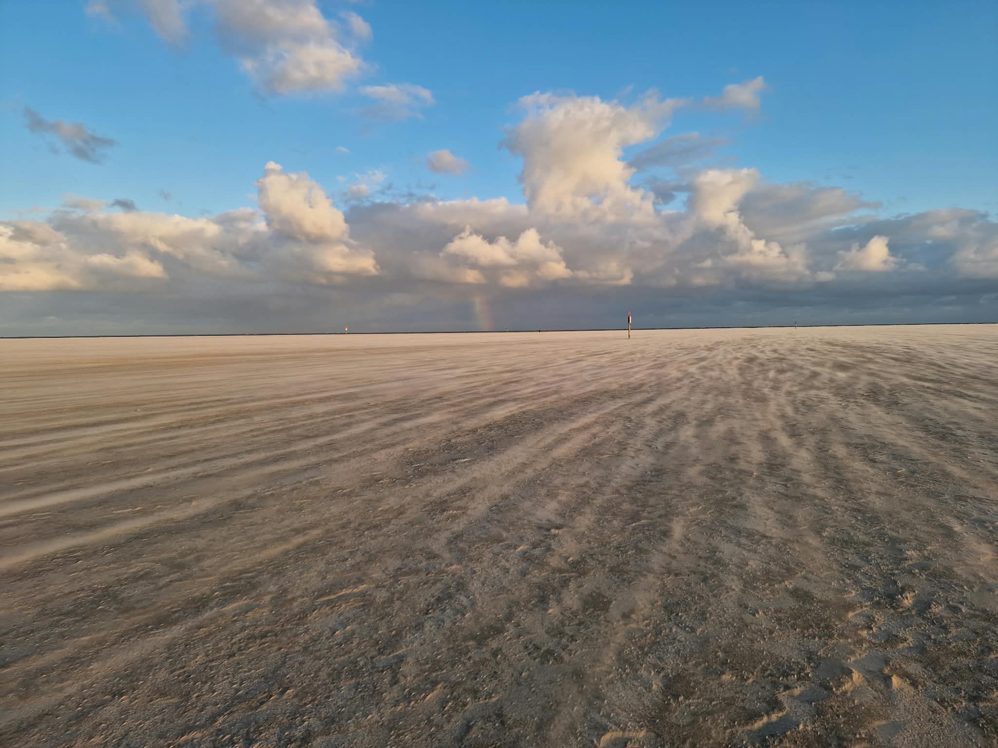 Weites Wattenmeer bei St. Peter-Ording unter hellem Himmel