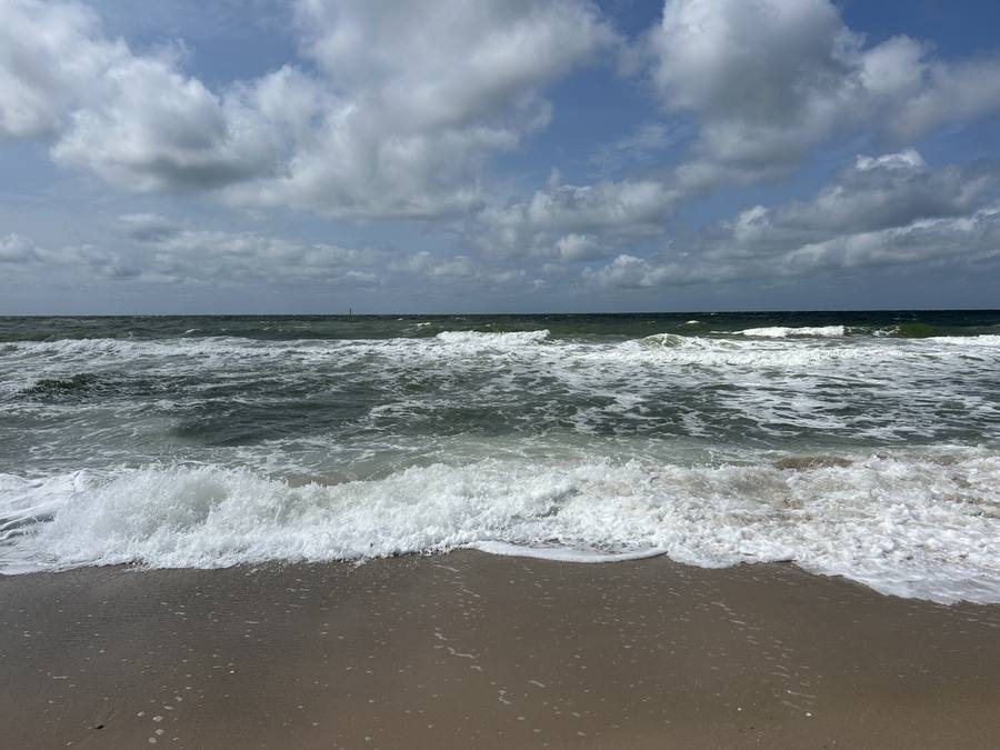Brandung an der Nordsee unter Wolkenhimmel