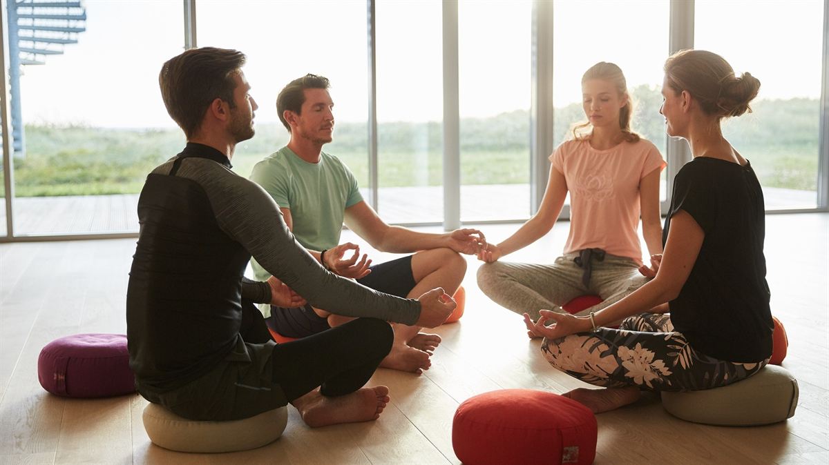 Kleine Runde bei der Meditation im Seminarraum