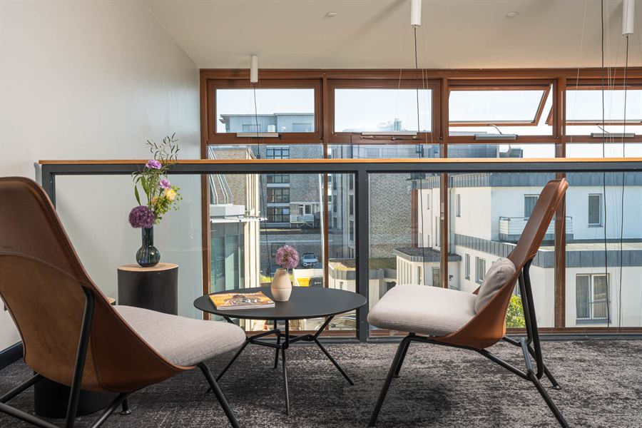 Ruhige Sitzecke am Fenster für die Stillarbeit